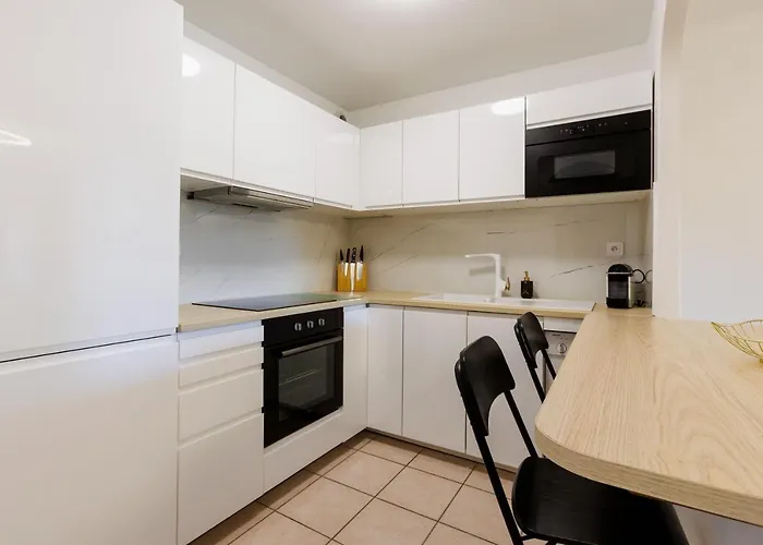 Apartment T3 Avec Terrasse, Parking & Piscine - Proche Plages Et Randos - Le Merou Hyeres